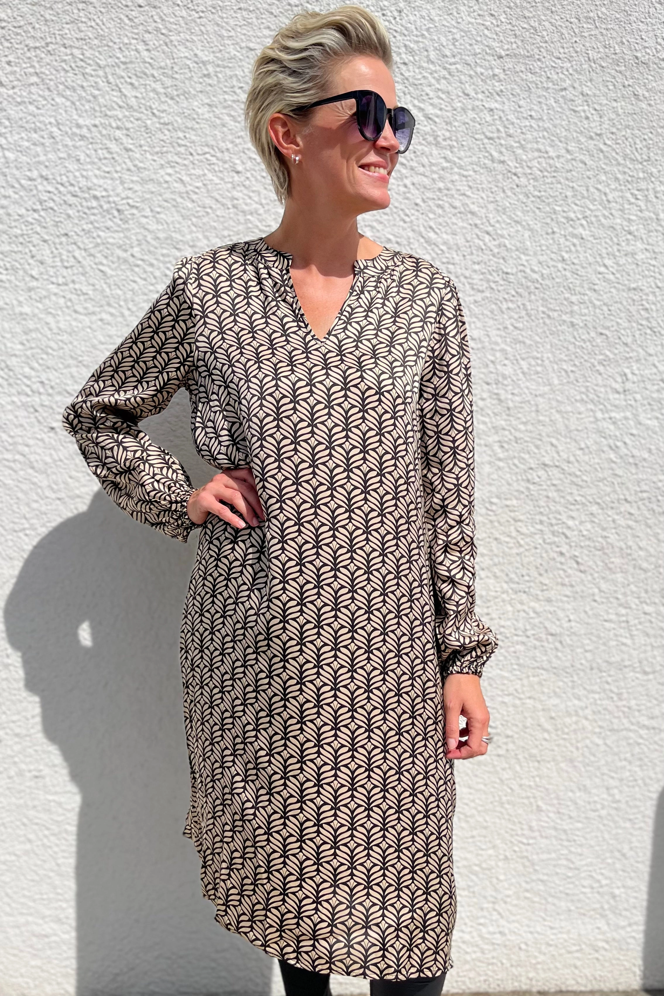 Willows Dress | Sand // Black | Kjole fra French Laundry